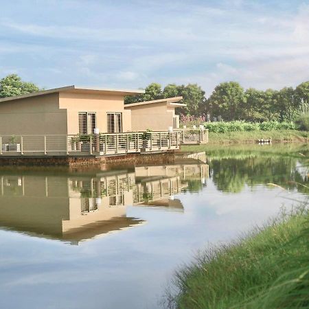 Life At Repose- Lake Villas Resort & Club Chor Warodra Buitenkant foto