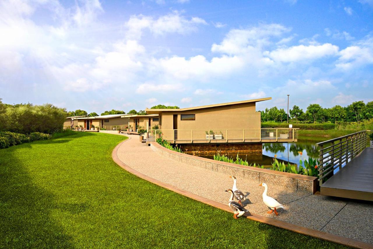 Life At Repose- Lake Villas Resort & Club Chor Warodra Buitenkant foto
