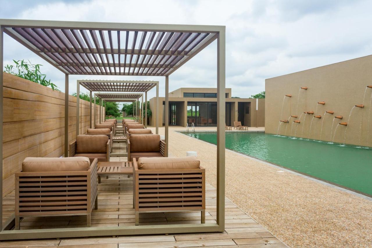 Life At Repose- Lake Villas Resort & Club Chor Warodra Buitenkant foto