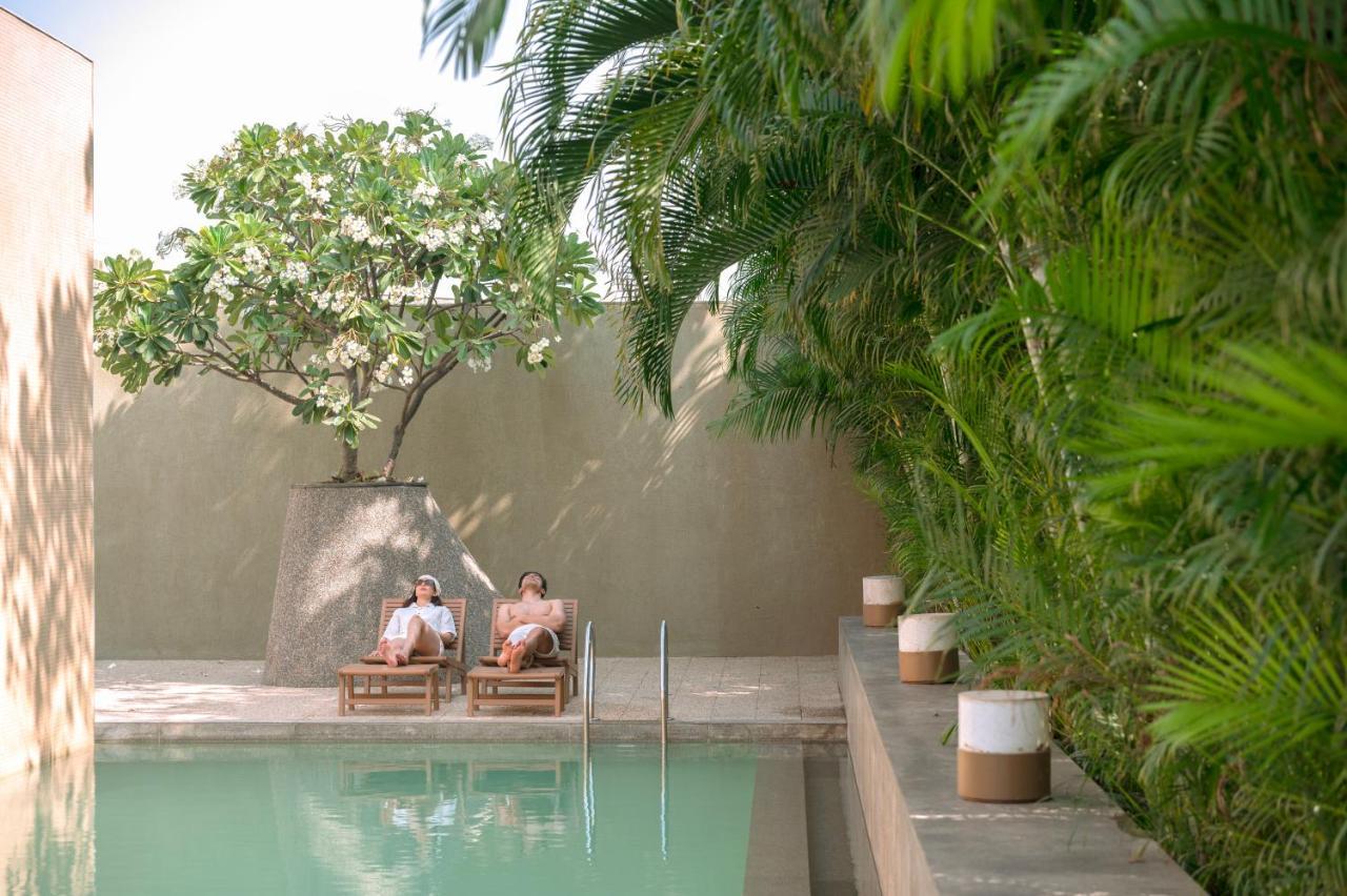 Life At Repose- Lake Villas Resort & Club Chor Warodra Buitenkant foto
