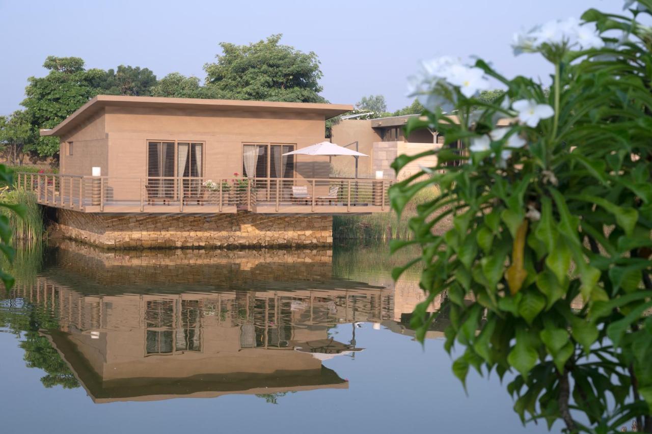 Life At Repose- Lake Villas Resort & Club Chor Warodra Buitenkant foto
