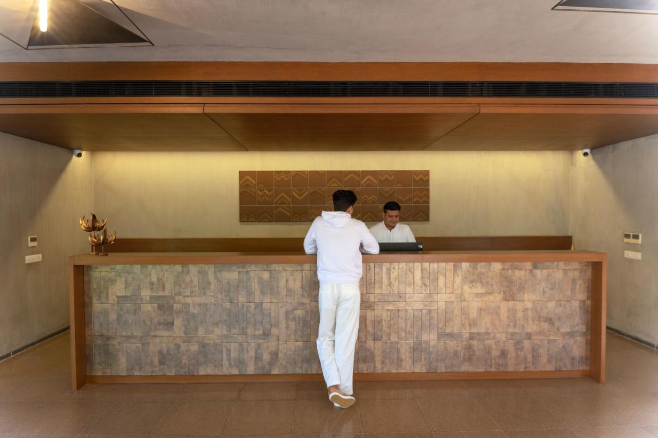 Life At Repose- Lake Villas Resort & Club Chor Warodra Buitenkant foto