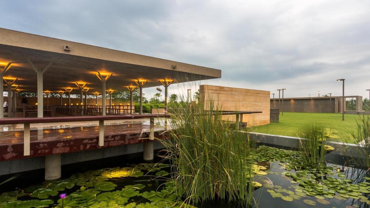 Life At Repose- Lake Villas Resort & Club Chor Warodra Buitenkant foto