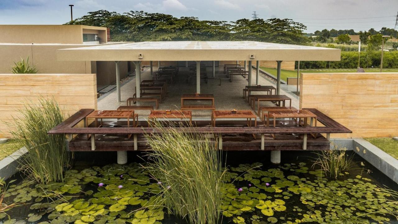 Life At Repose- Lake Villas Resort & Club Chor Warodra Buitenkant foto