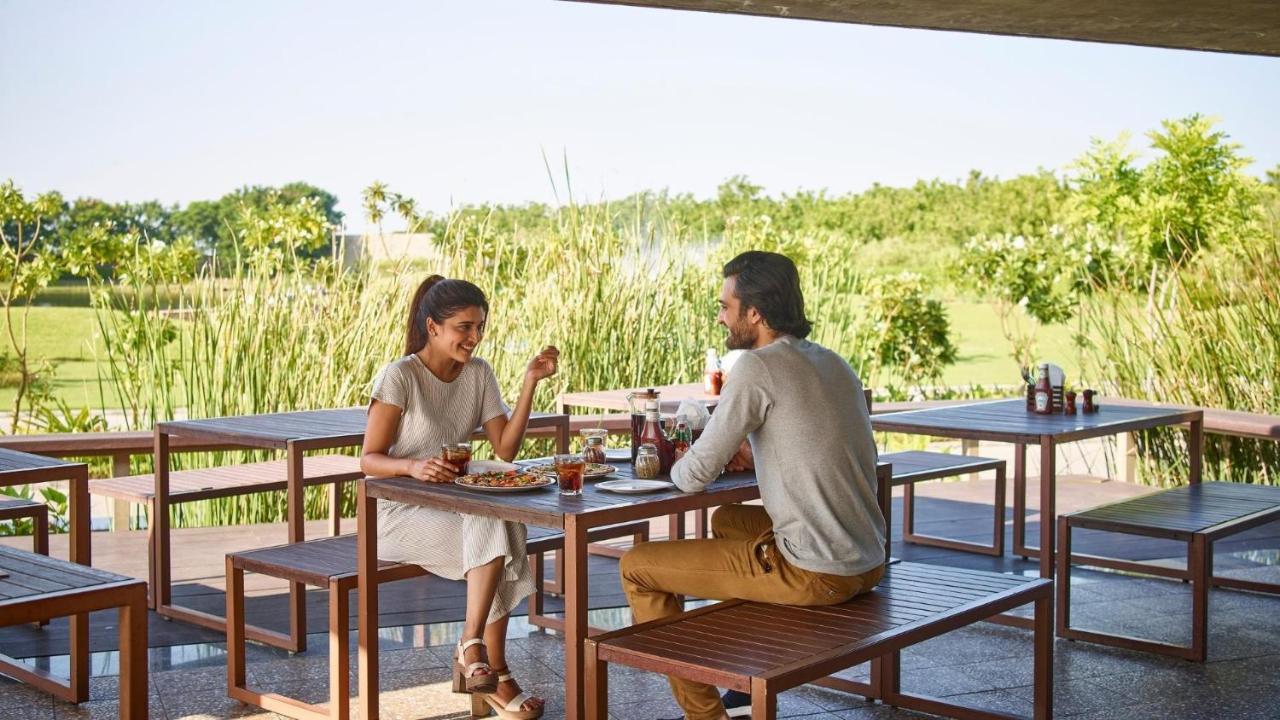 Life At Repose- Lake Villas Resort & Club Chor Warodra Buitenkant foto